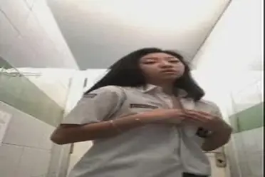 Siswi SMA Cantik Telanjang Dada Di Toilet